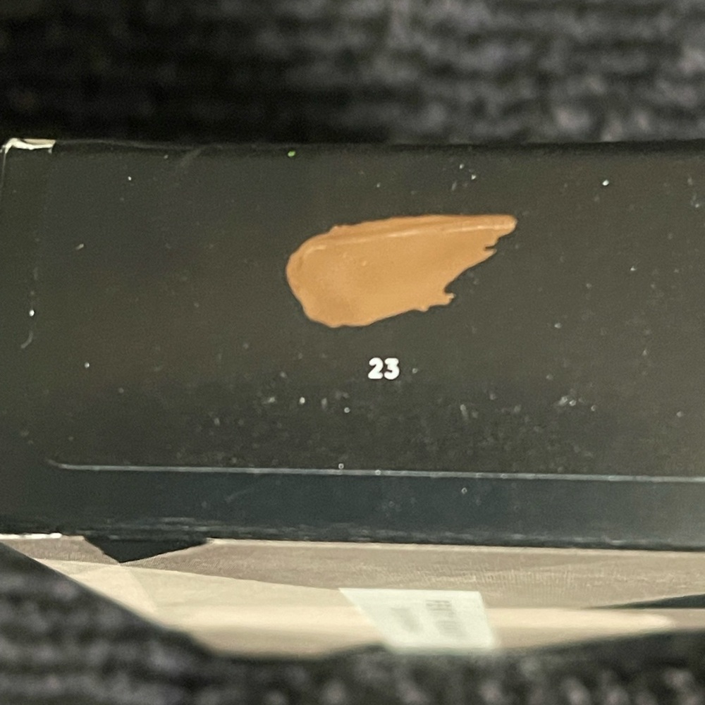 Fenty 23 Eaze Drop Blurring Skin Tint - Picture 3 of 4